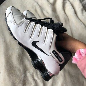 NIKE SHOX (MEN) size 9